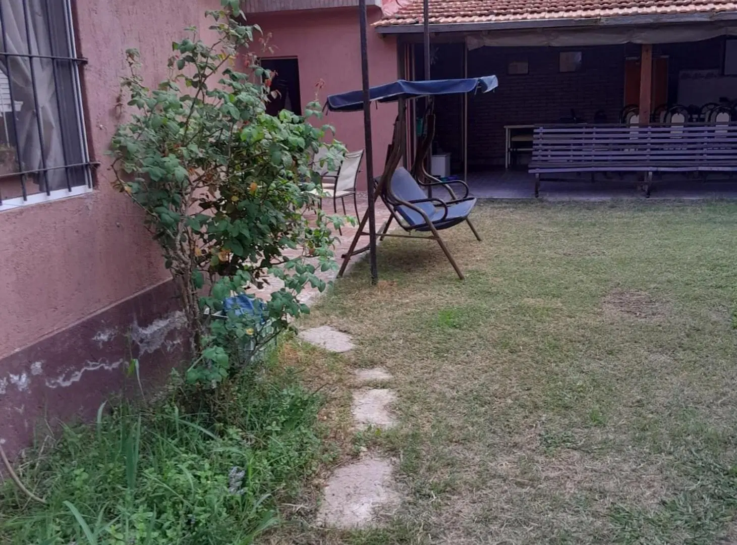 Excelente casa esquina en venta en calle Peru 2