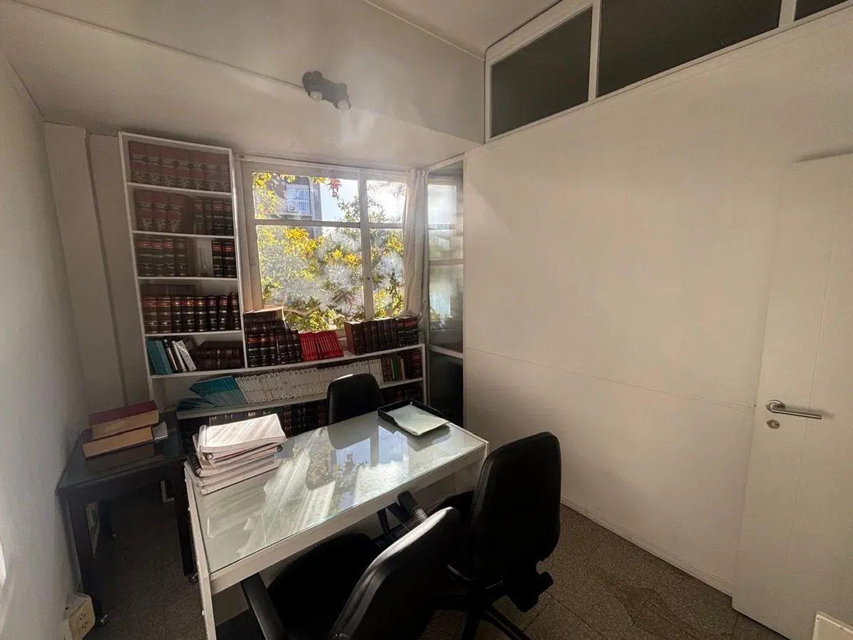 Venta oficina cuarto piso galería Bamac Mendoza 8