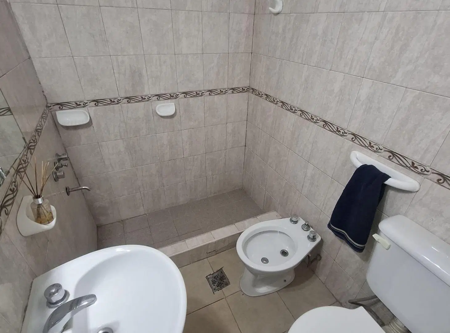 CASA EN VENTA, 2 DORMITORIOS, PATIO Y TERRAZA 3