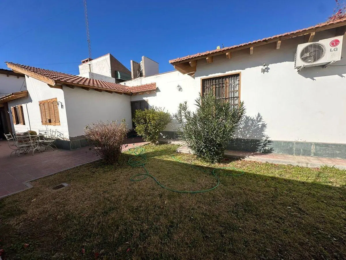 Casa a la Venta en Dorrego 4 habitaciones 8