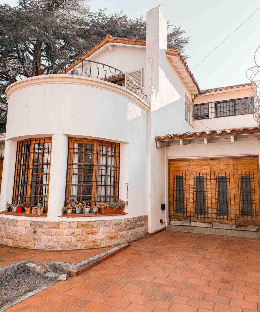 Foto de VENTA CASA DE DISEÑO UNICO CIUDAD DE MENDOZA, imagen 1
