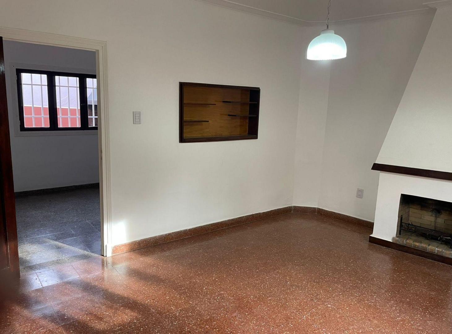 Foto de VENTA CASA 3 DORMITORIOS CIUDAD - RECICLADA, imagen 2