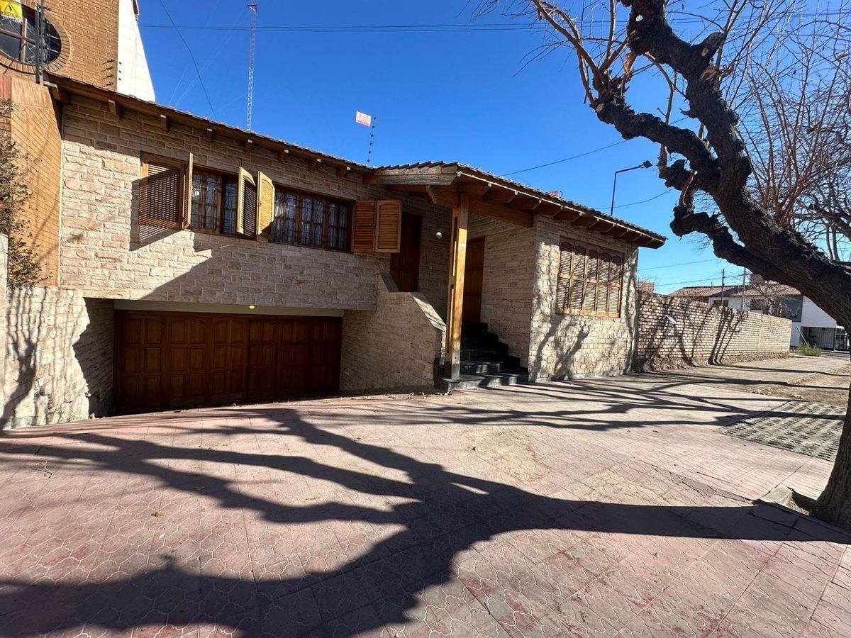 Foto de Casa a la Venta en Dorrego 4 habitaciones, imagen 2