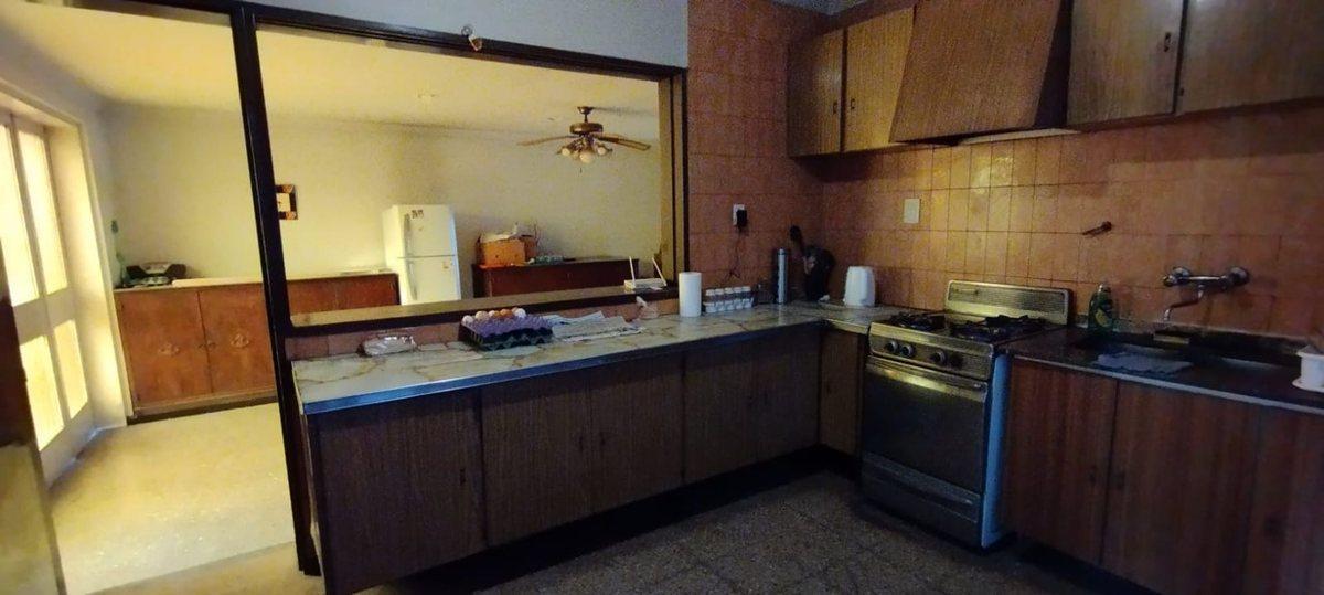 Foto de VENTA-CASA A RECICLAR EN GRAN TERRENO-DORREGO-MZA, imagen 2