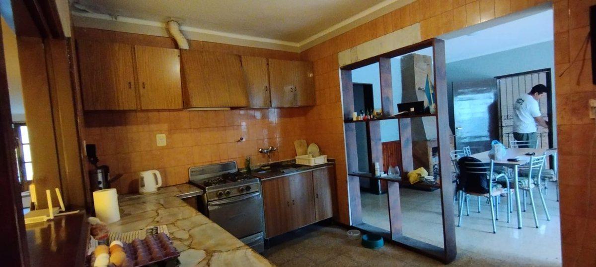 Foto de VENTA-CASA A RECICLAR EN GRAN TERRENO-DORREGO-MZA, imagen 3