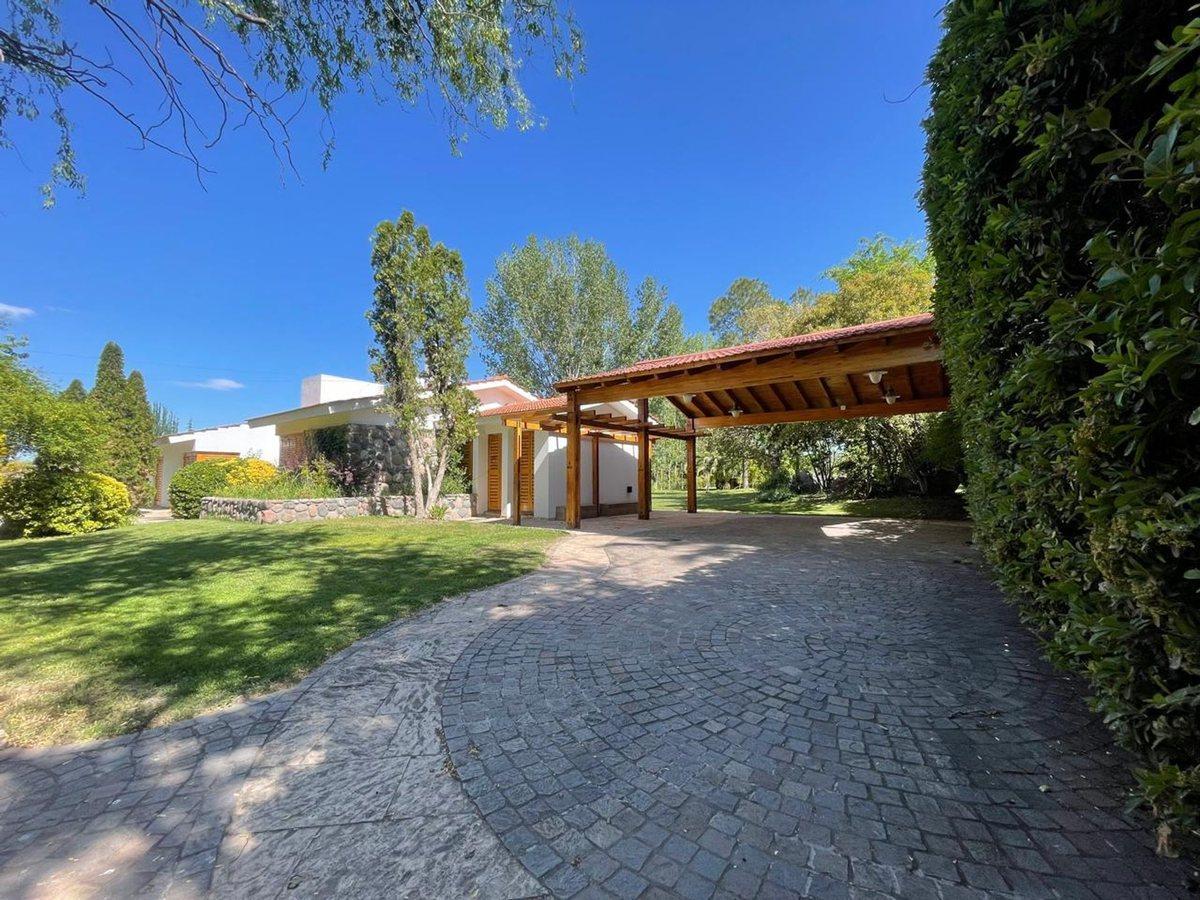 Foto de VENTA CASA DE CATEGORIA CHACRAS DE CORIA, imagen 2