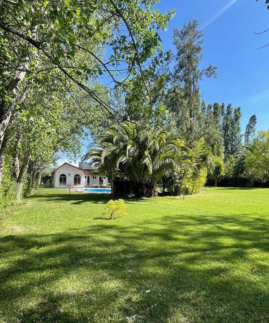 Foto de VENTA CASA DE CATEGORIA CHACRAS DE CORIA, imagen 1
