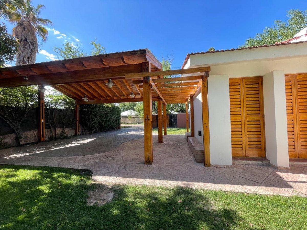 Foto de VENTA CASA DE CATEGORIA CHACRAS DE CORIA, imagen 3
