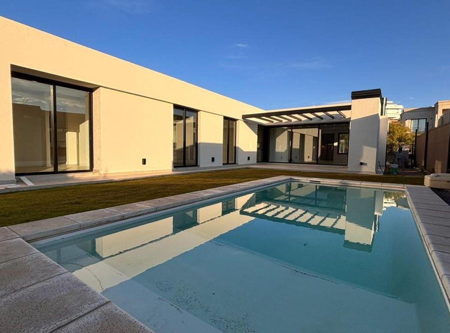 Foto de Casa en Venta de categoría Barrio Aguaribay, imagen 2