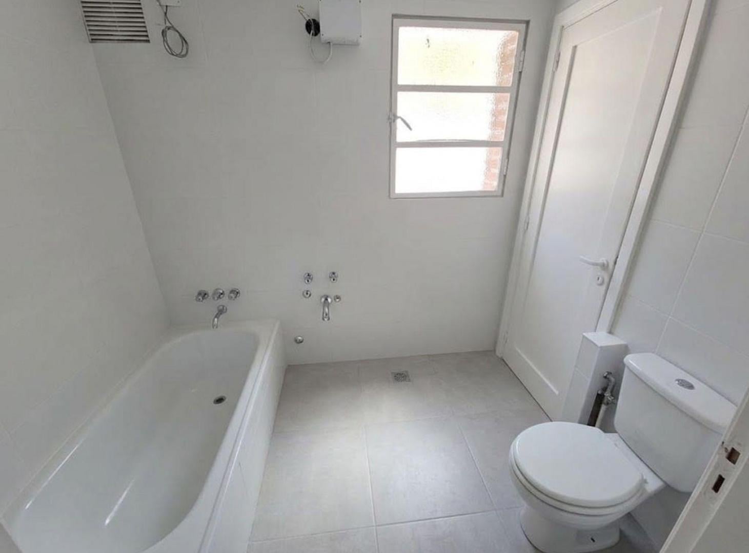 Foto de CASA 7 DORMITORIOS BOMBAL CON POTENCIAL COMERCIAL, imagen 4