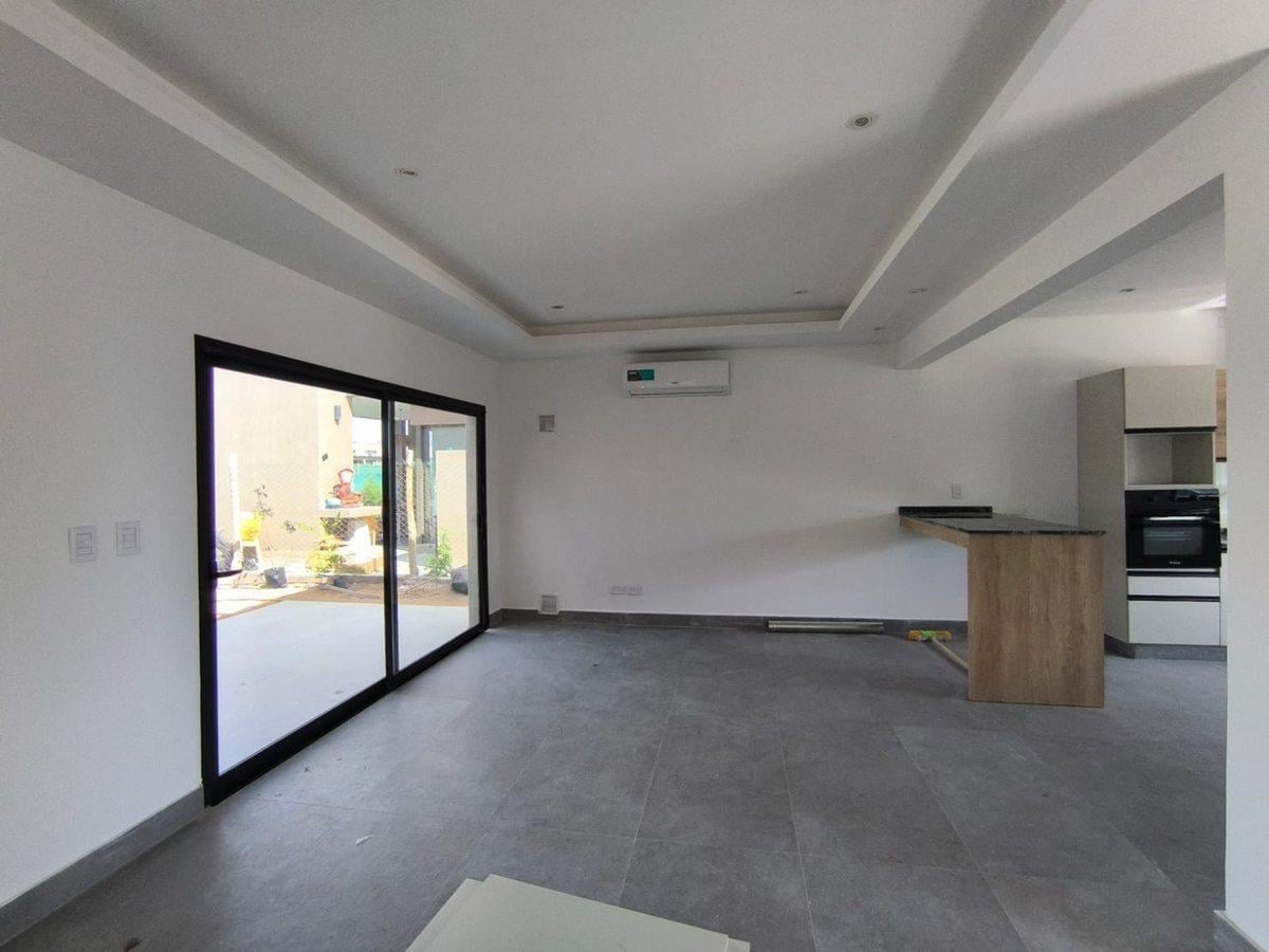 Foto de CASA 4 DORMITORIOS 3 BAÑOS B° Estancia Bulnes, imagen 3