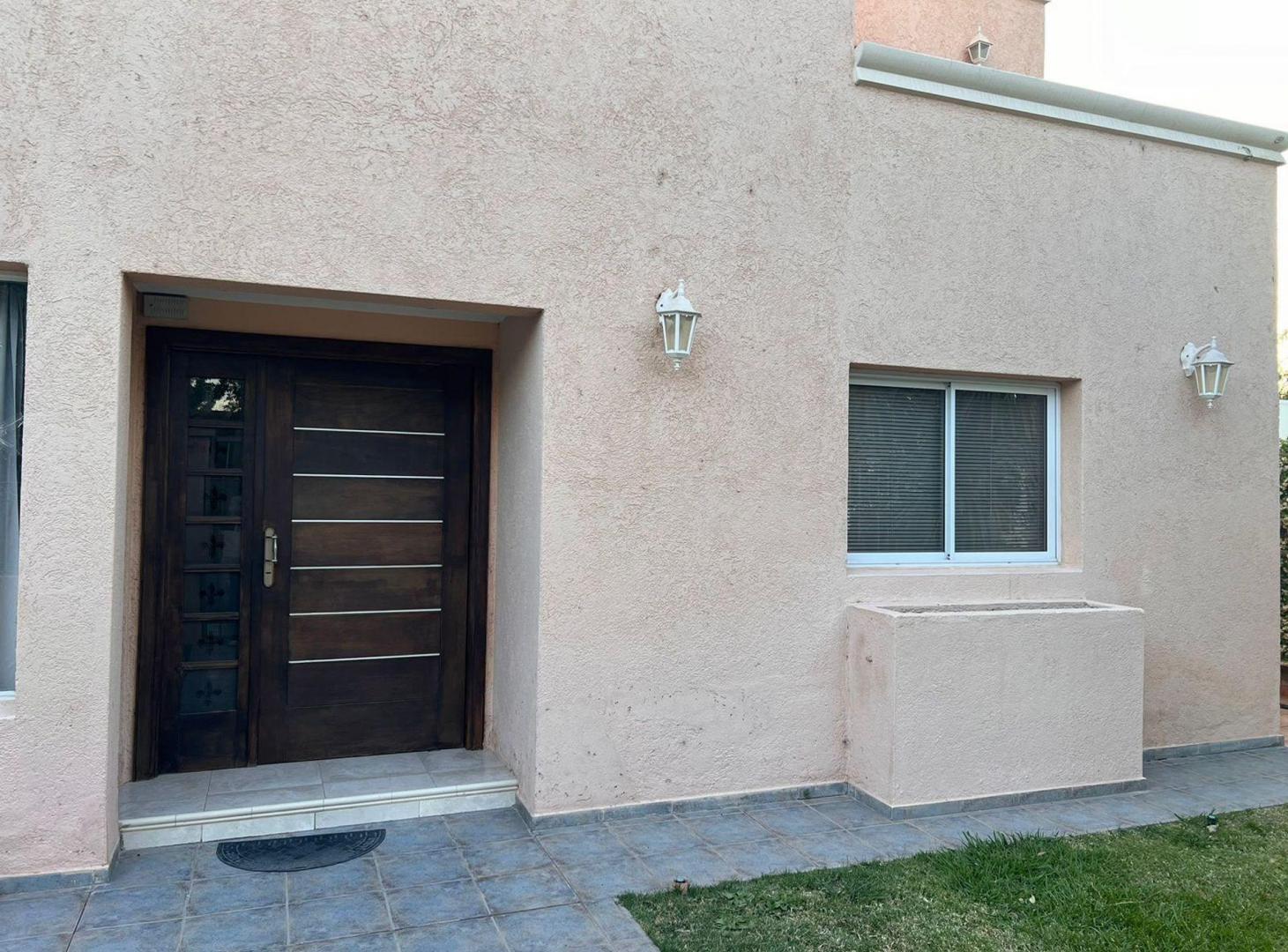 Foto de venta casa 4 dormitorios barrio privado guaymallen, imagen 1