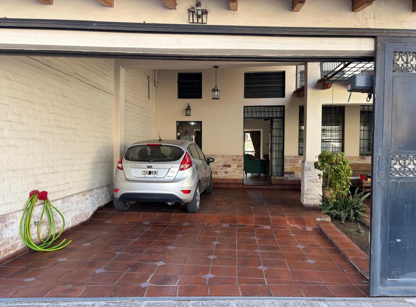 Foto de VENTA CASA EXCELENTE ESTADO CON PILETA, imagen 2