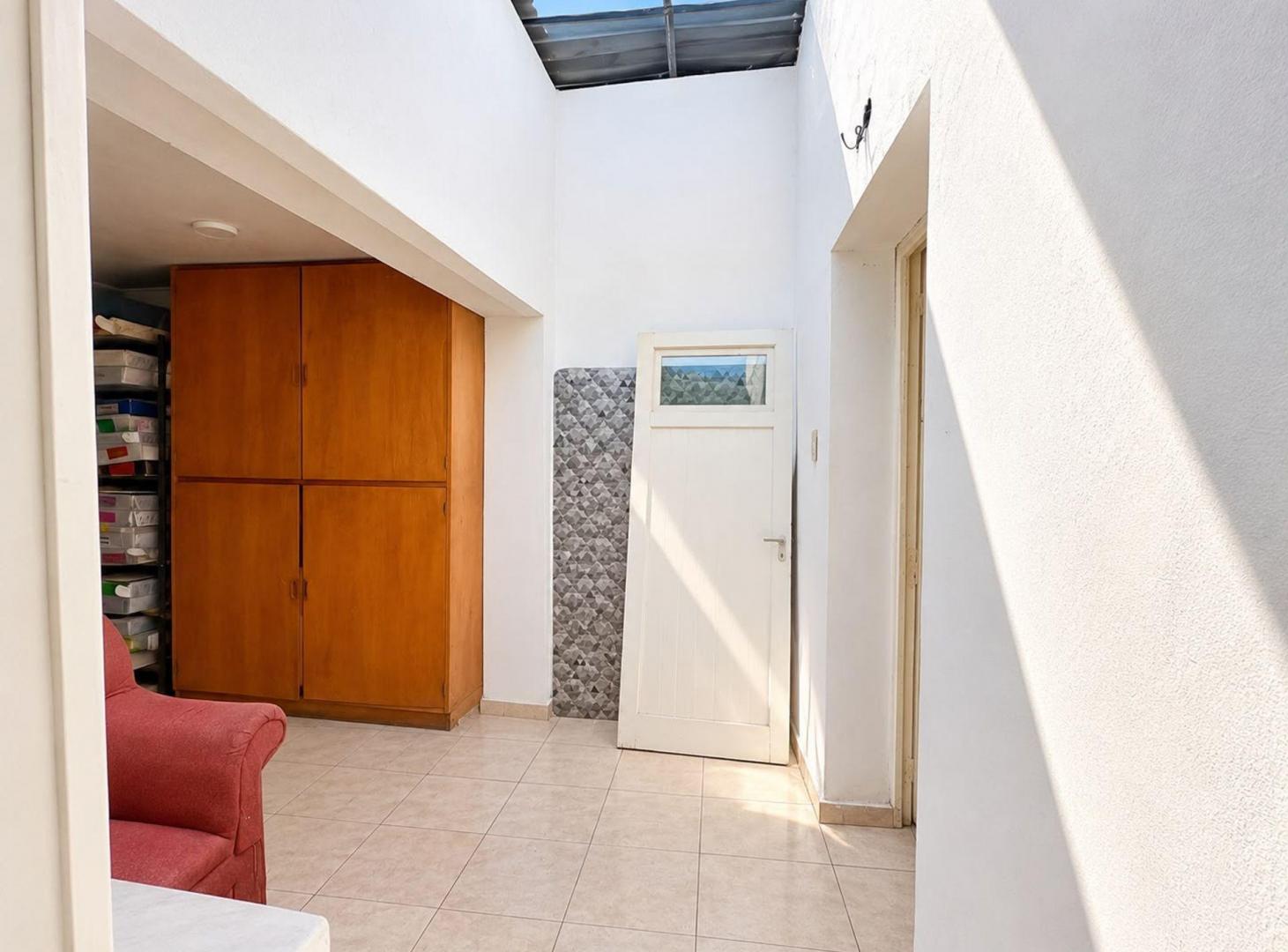 Foto de VENTA CASA A RECICLAR EN CIUDAD – ÁREA FUNDACIONAL, imagen 5