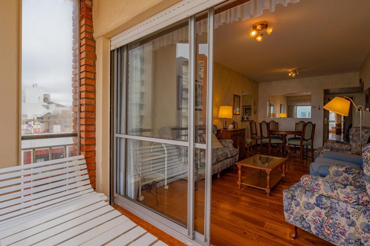 Apartamento de 3 ambientes   escritorio/living. Suite. Cochera cubierta.