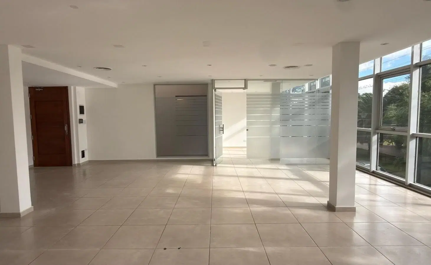 Oficina-baño-vidriada-frente-Parque Luro 5