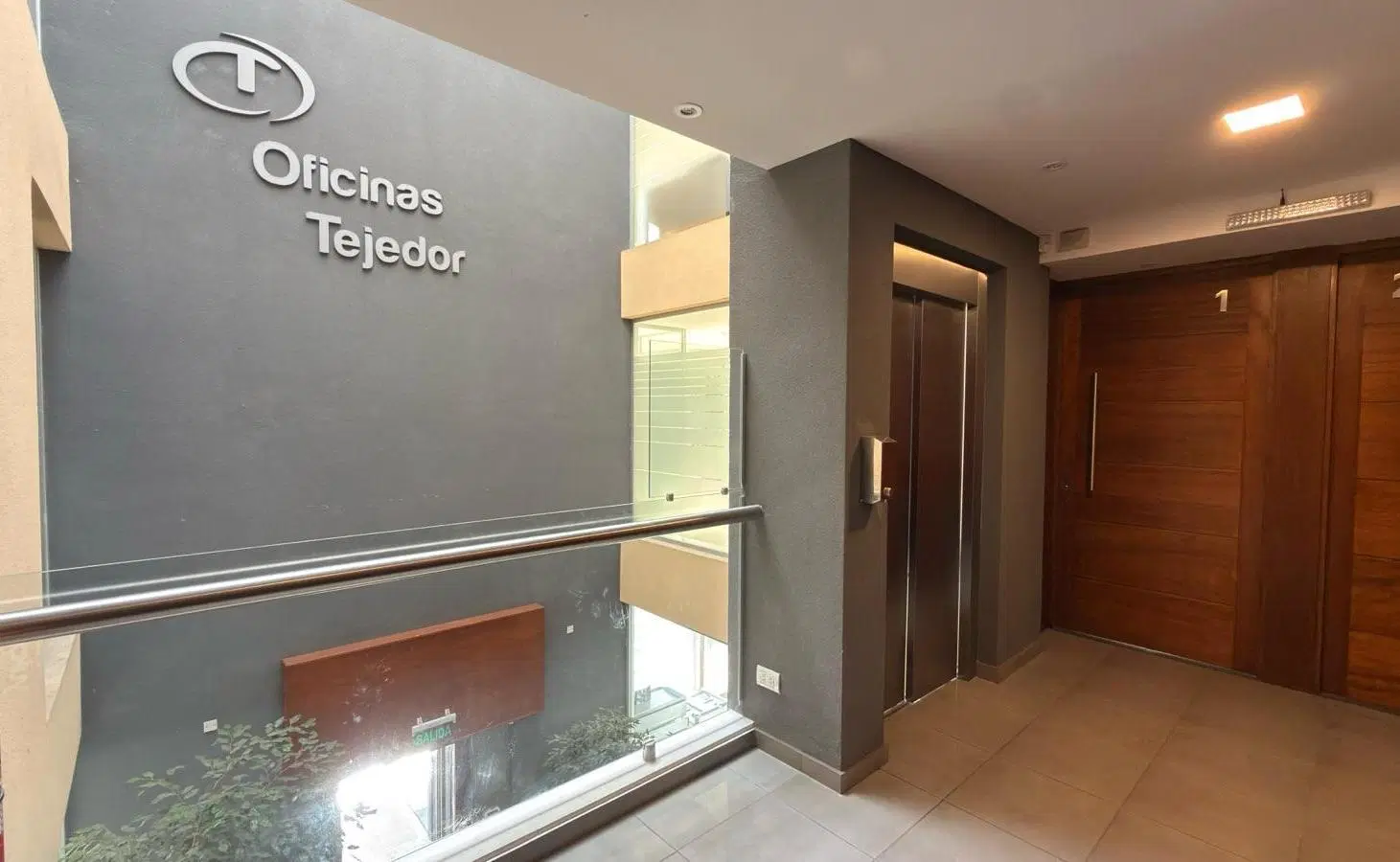 Oficina-baño-vidriada-frente-Parque Luro 4
