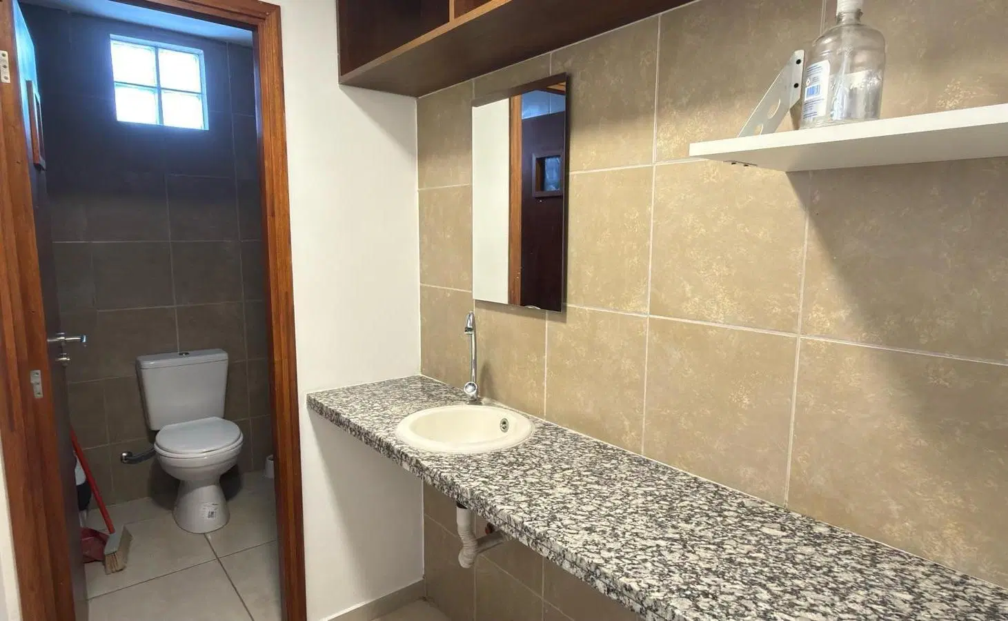 Oficina-baño-vidriada-frente-Parque Luro 5