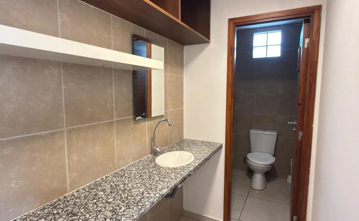 Oficina-baño-vidriada-contrafrente-Parque Luro 3