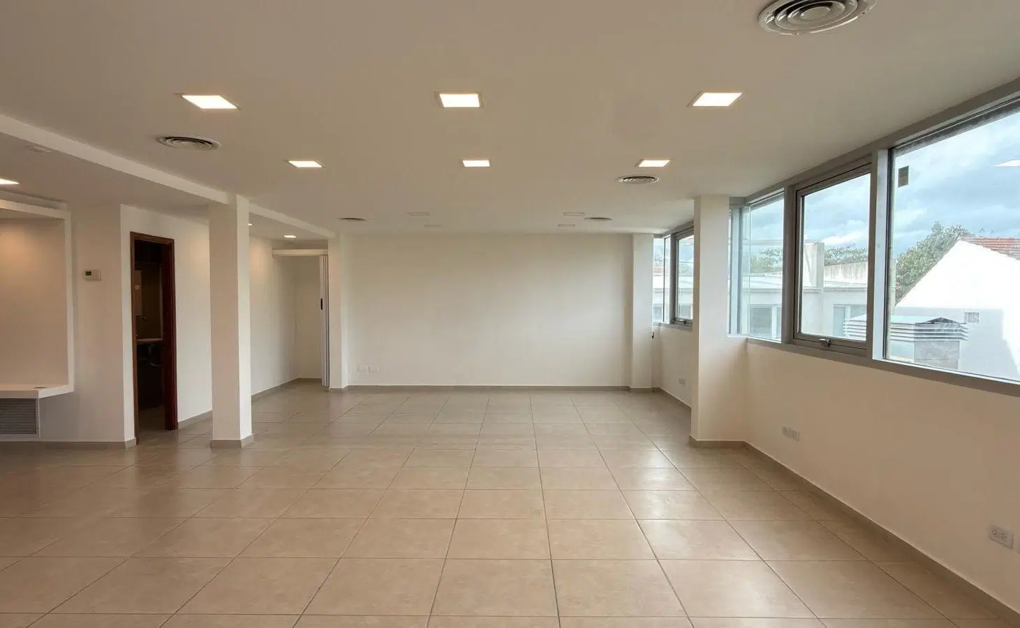 Oficina-baño-vidriada-contrafrente-Parque Luro 2