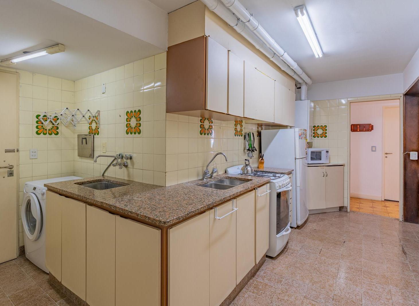 Foto de Departamento-4 ambientes-balcón-cochera-baulera-Varese, imagen 4