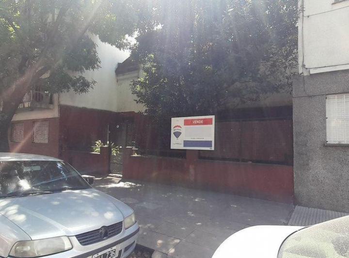 Venta casa con patio a reciclar o terreno Liniers. 2
