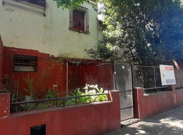 Venta casa con patio a reciclar o terreno Liniers. 5