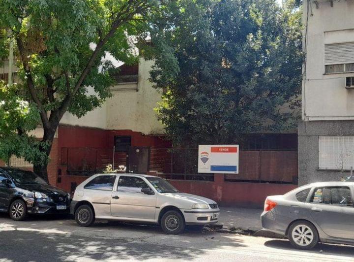 Venta casa con patio a reciclar o terreno Liniers. 1