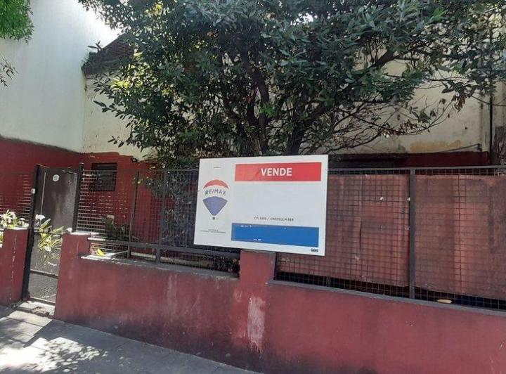 Venta casa con patio a reciclar o terreno Liniers. 4