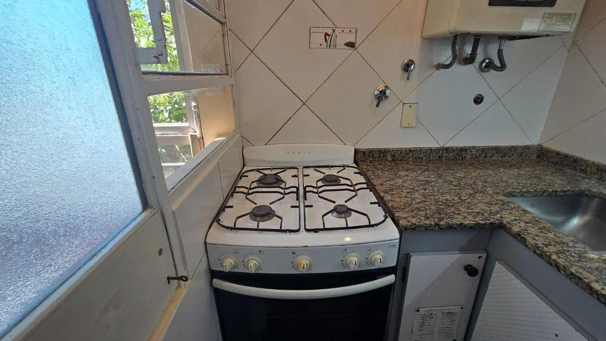 Venta luminoso depto. 2 amb. en Villa del Parque 5