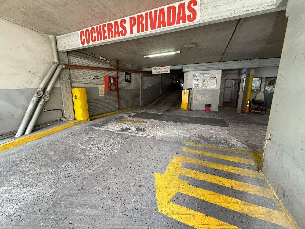 VENTA COCHERA EN MONSERRAT 5