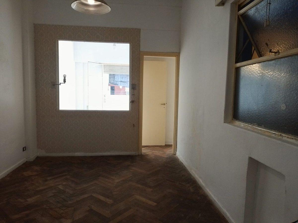 Venta depto. 3 amb. con balcón al frente Monserrat