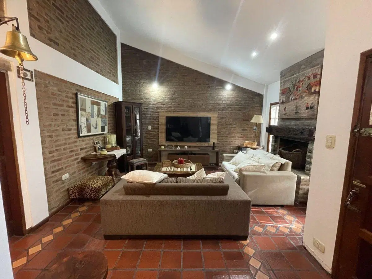 VENTA CASA 4 AMB- C/ COCHERA Y JARDIN- MORENO 3