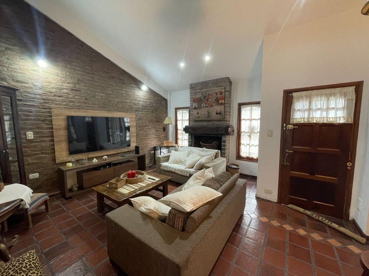 VENTA CASA 4 AMB- C/ COCHERA Y JARDIN- MORENO