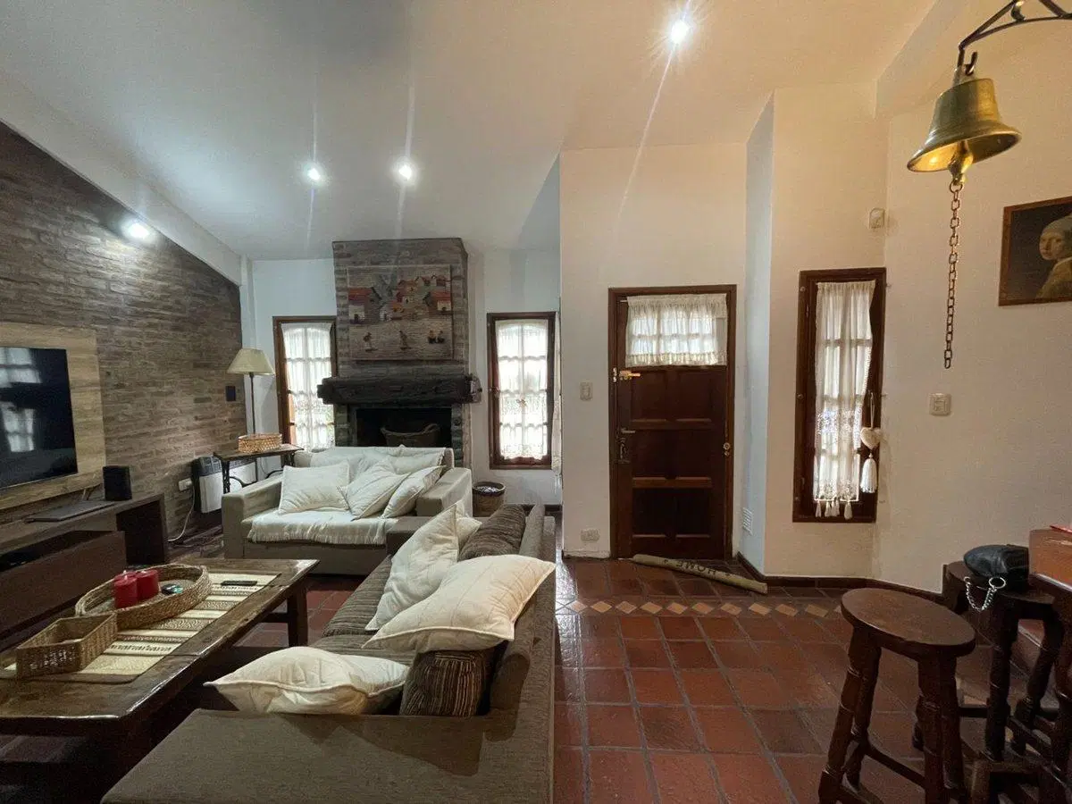 VENTA CASA 4 AMB- C/ COCHERA Y JARDIN- MORENO 2