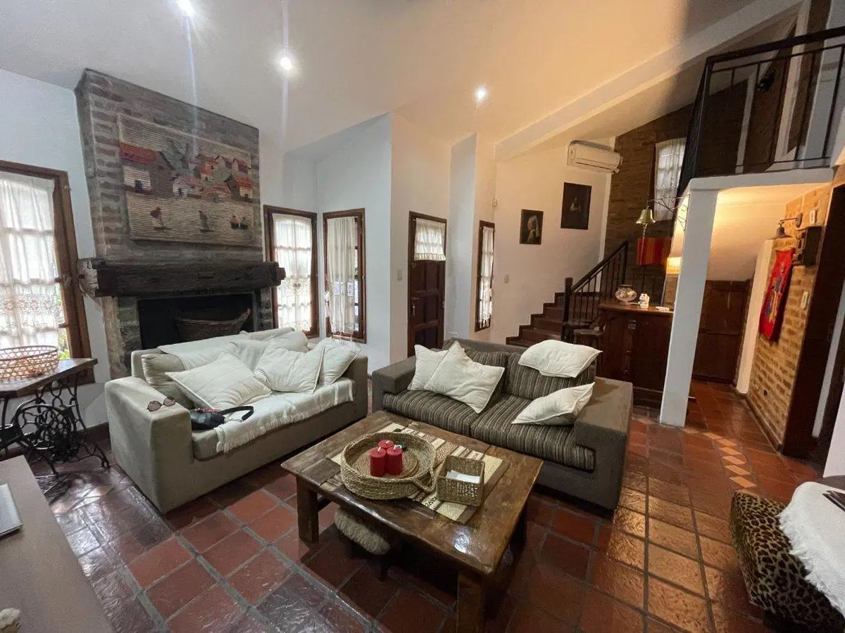 VENTA CASA 4 AMB- C/ COCHERA Y JARDIN- MORENO 5