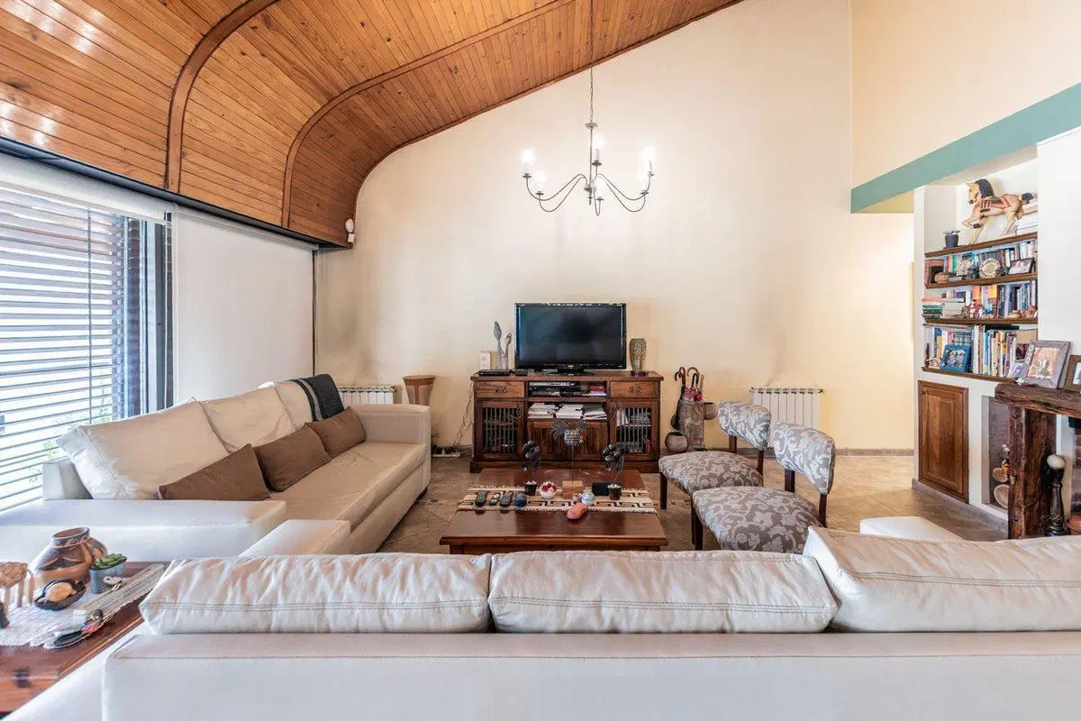 Excelente chalet 5 amb. en Barrio Güemes, Haedo 2