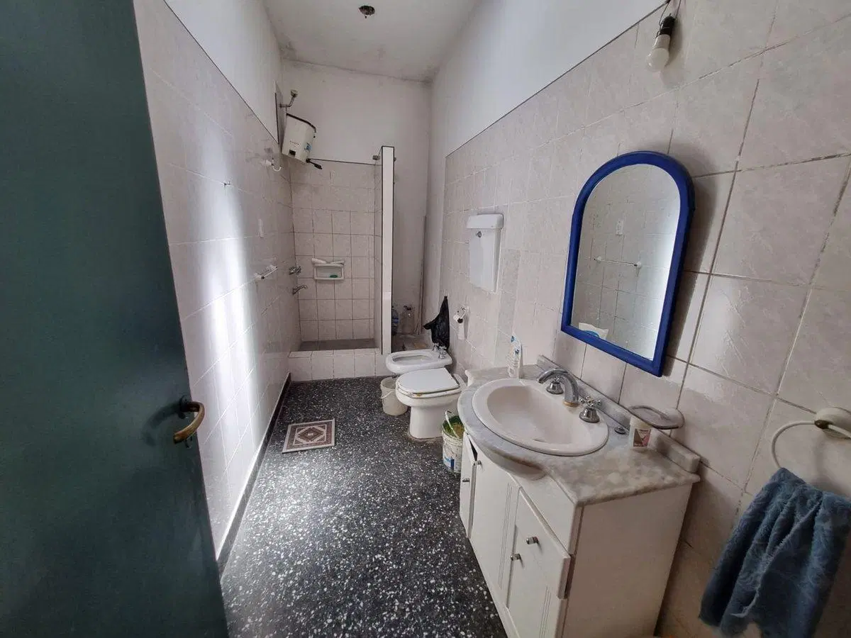 Venta casa en esquina Llavallol 4