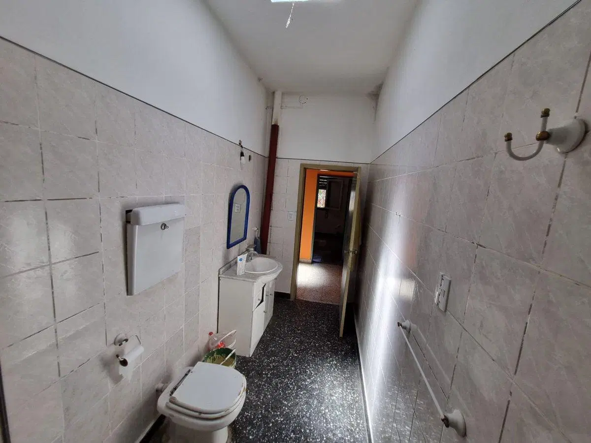 Venta casa en esquina Llavallol 8