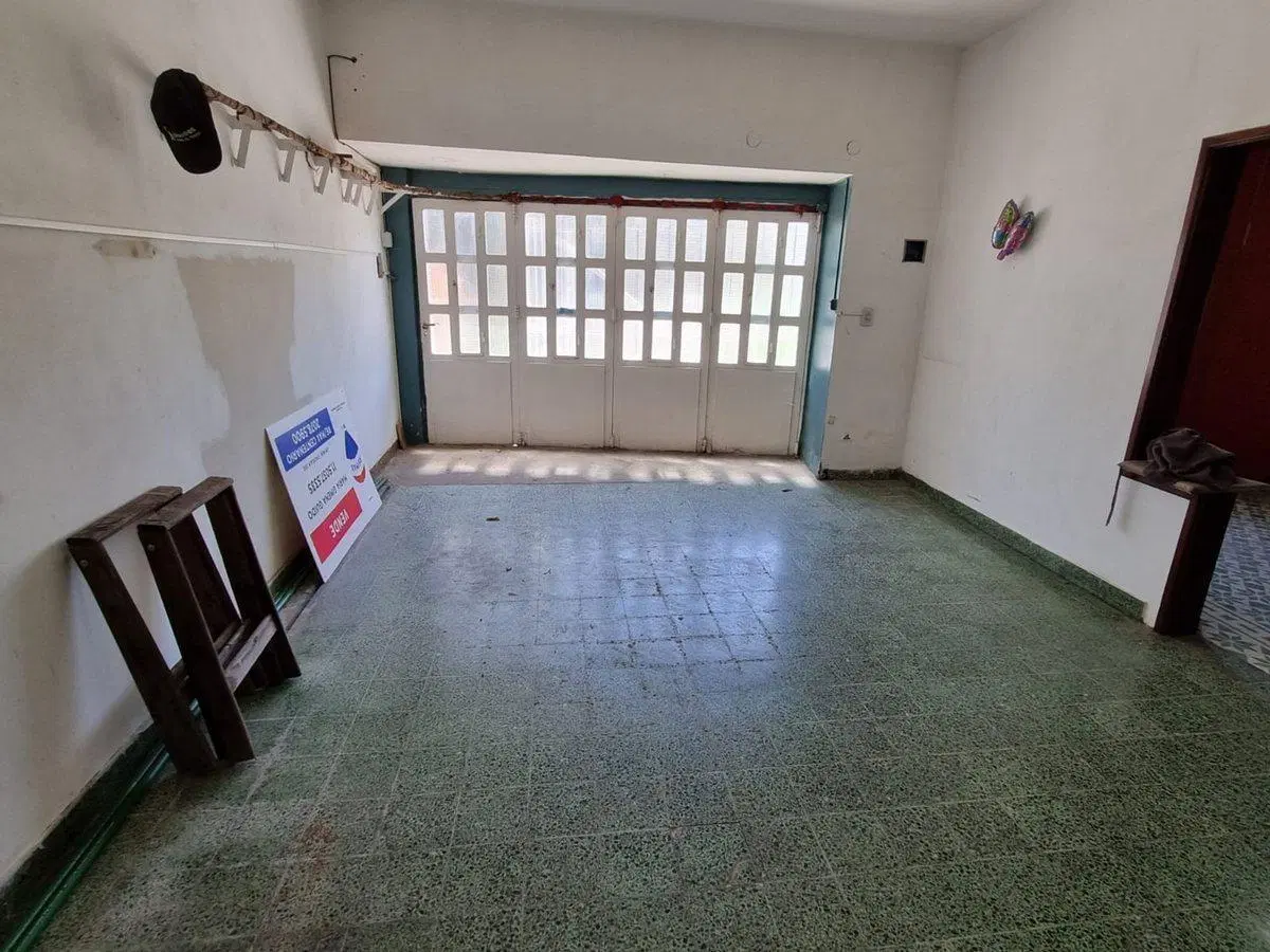 Venta casa en esquina Llavallol 3