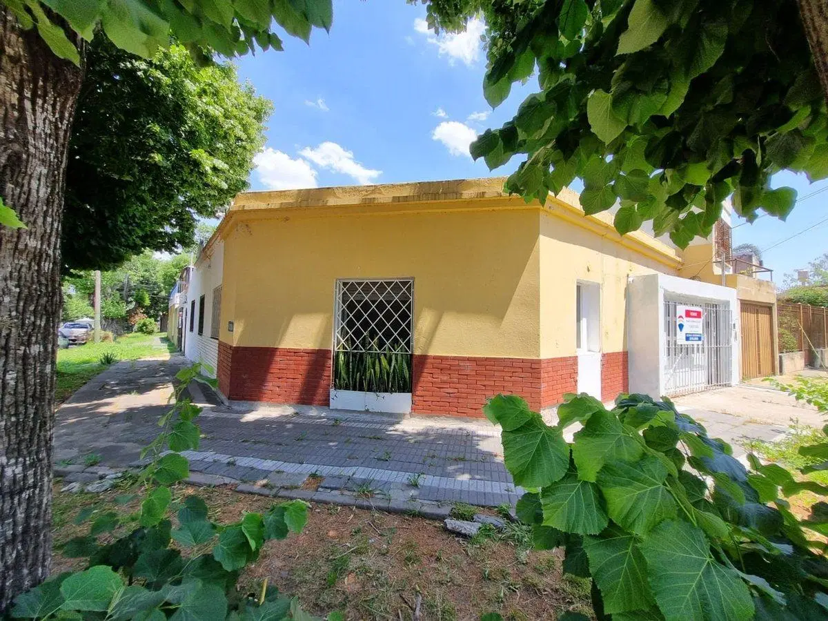 Venta casa en esquina Llavallol 2