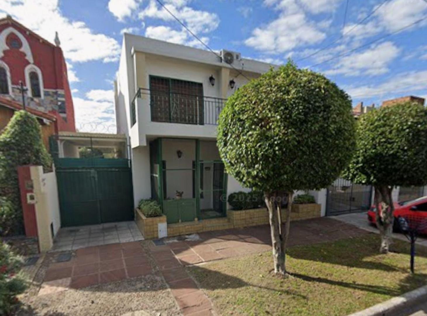 Chalet con segunda vivienda y patio central LanusO