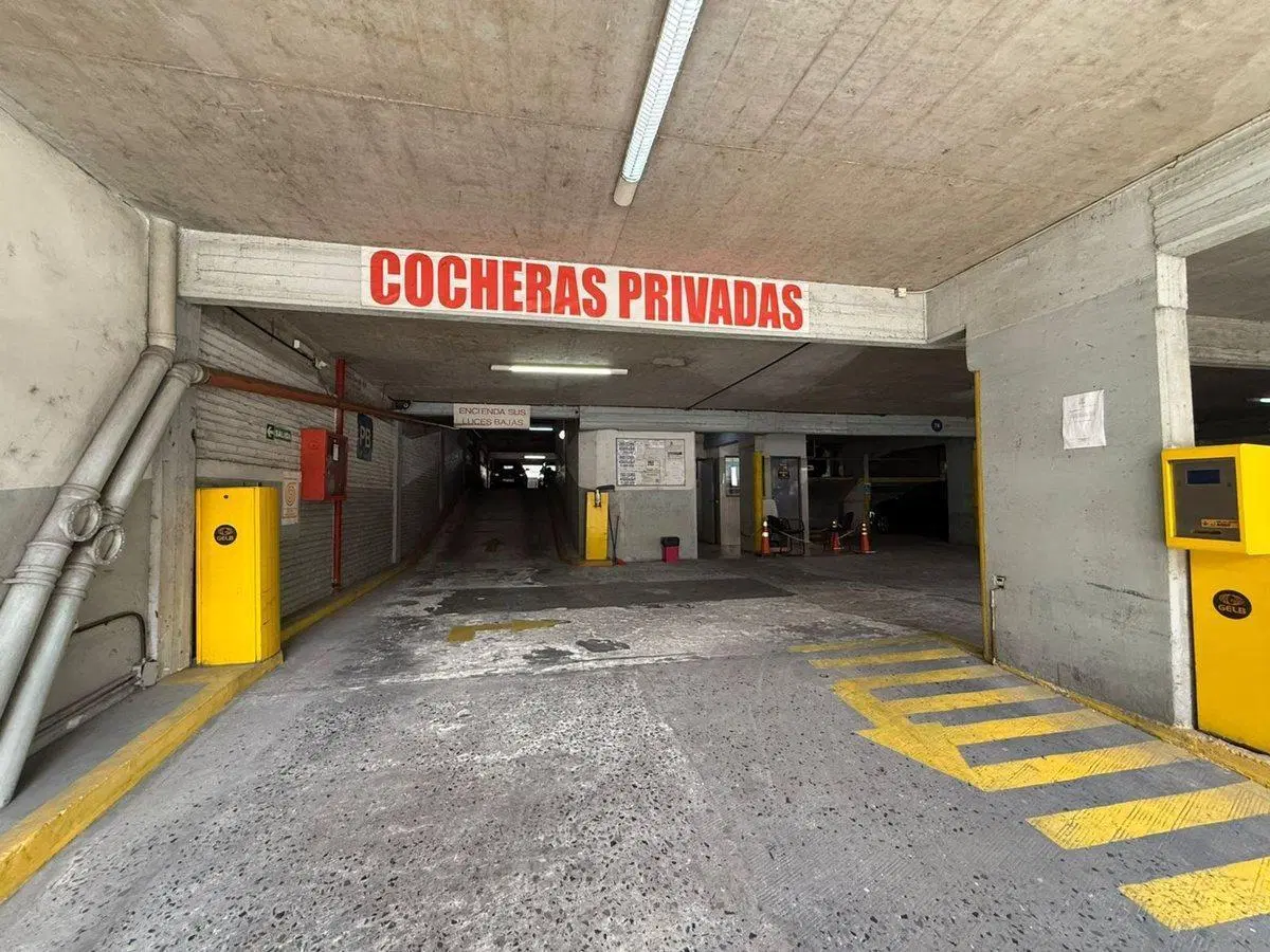 VENTA COCHERA EN MONSERRAT 3