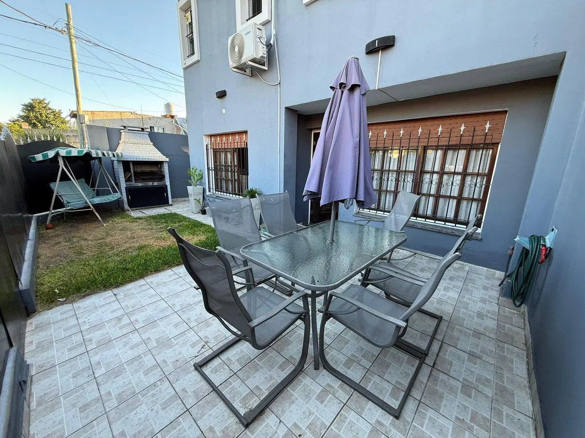 VENTA AMPLIA CASA 4 AMB. TERRAZA PARRILLA COCHERAS 2