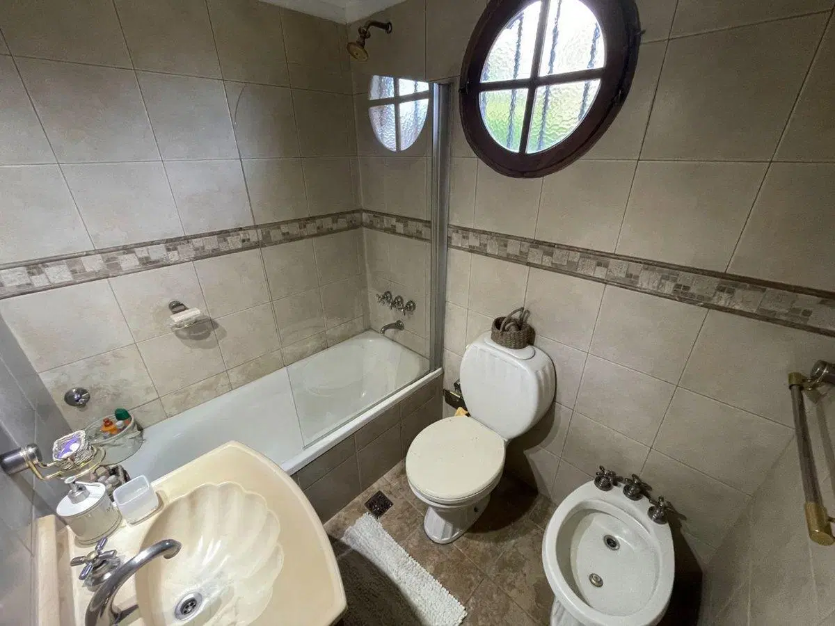VENTA CASA 4 AMB- C/ COCHERA Y JARDIN- MORENO 5