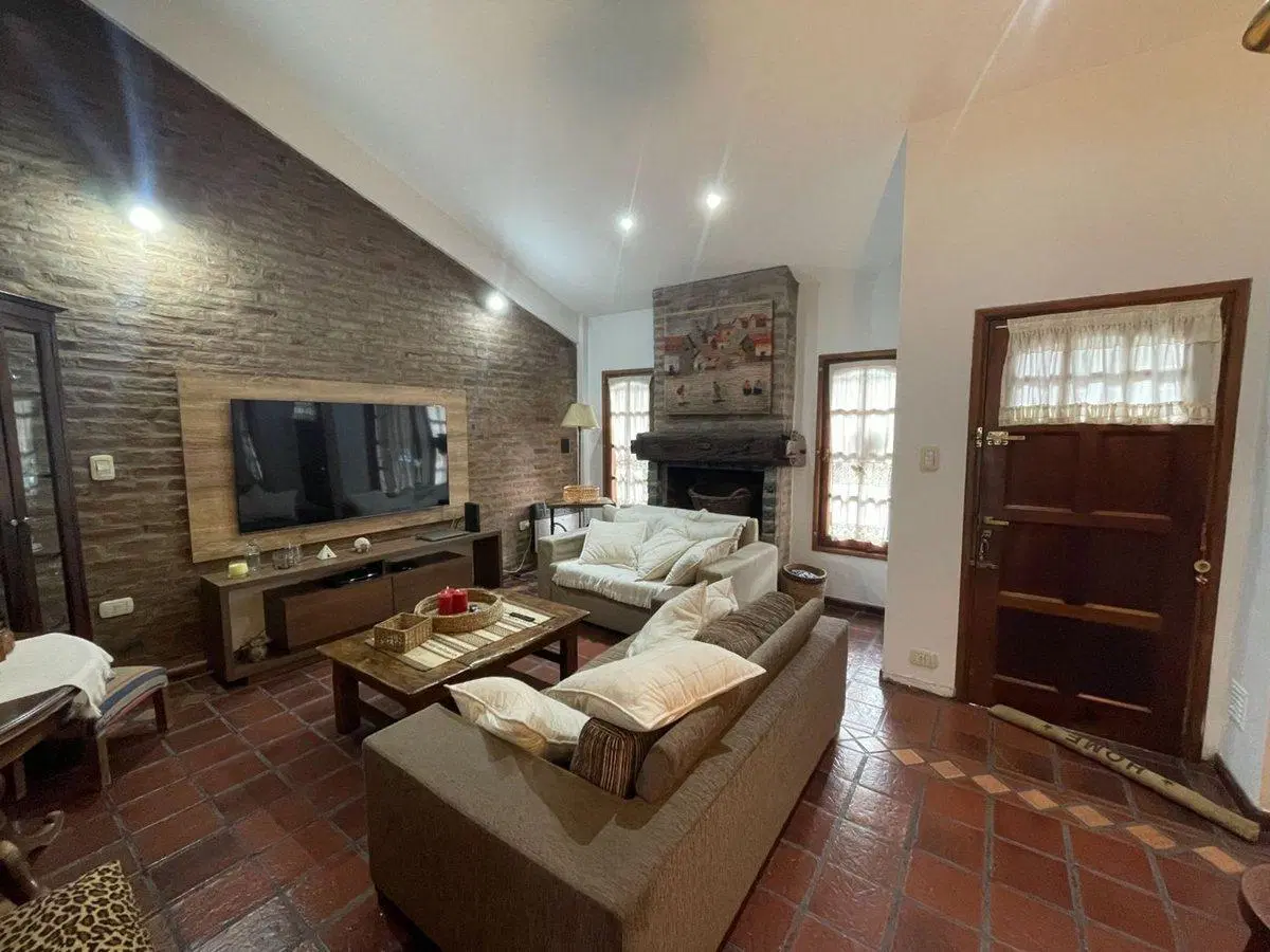 VENTA CASA 4 AMB- C/ COCHERA Y JARDIN- MORENO 4
