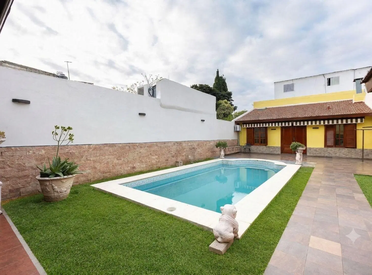 VENTA CASA 5amb EN MATADEROS/NAON C/PATIO Y PILETA 3