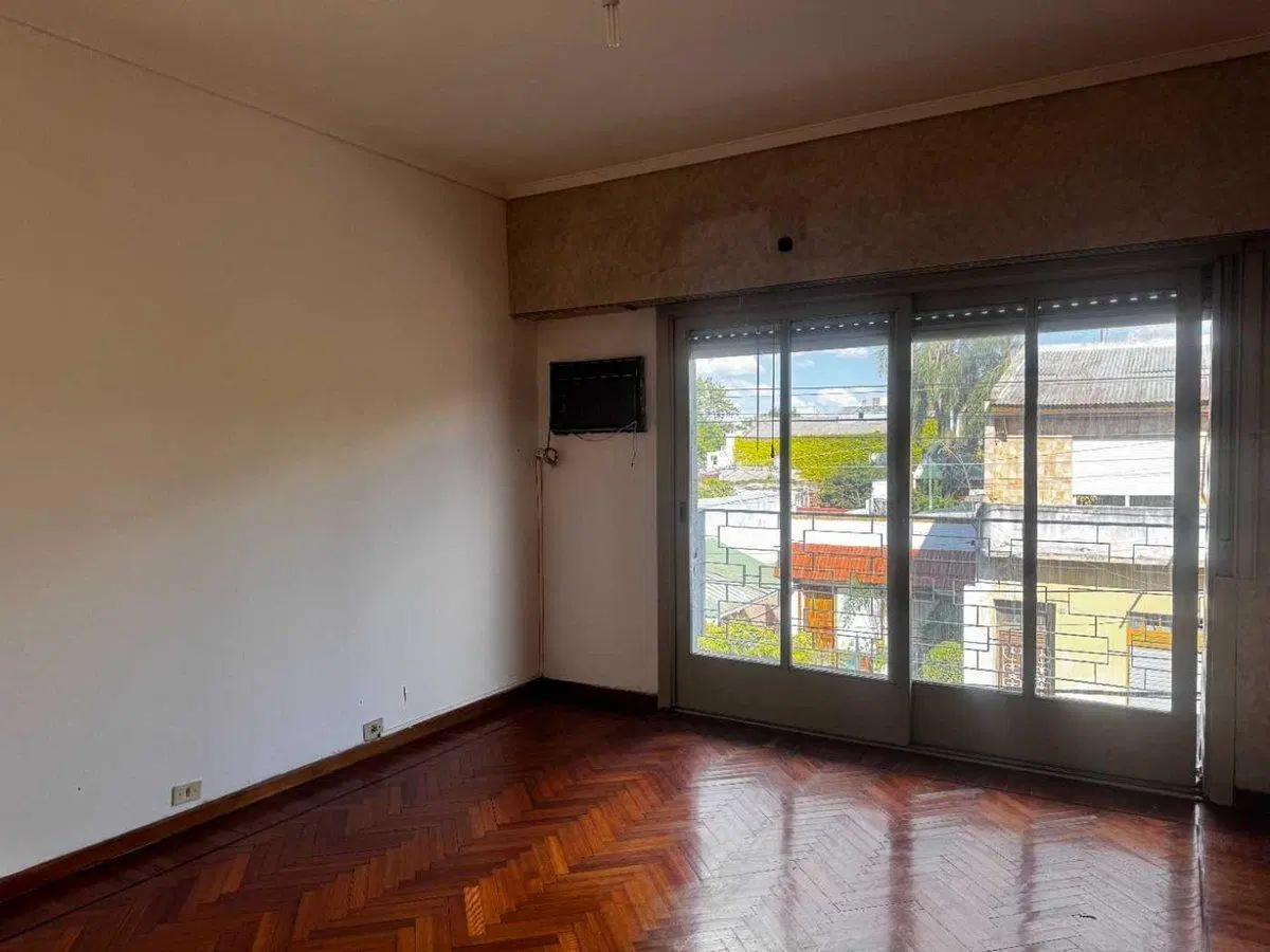 Casa con galpón, cocheras y gran fondo 3