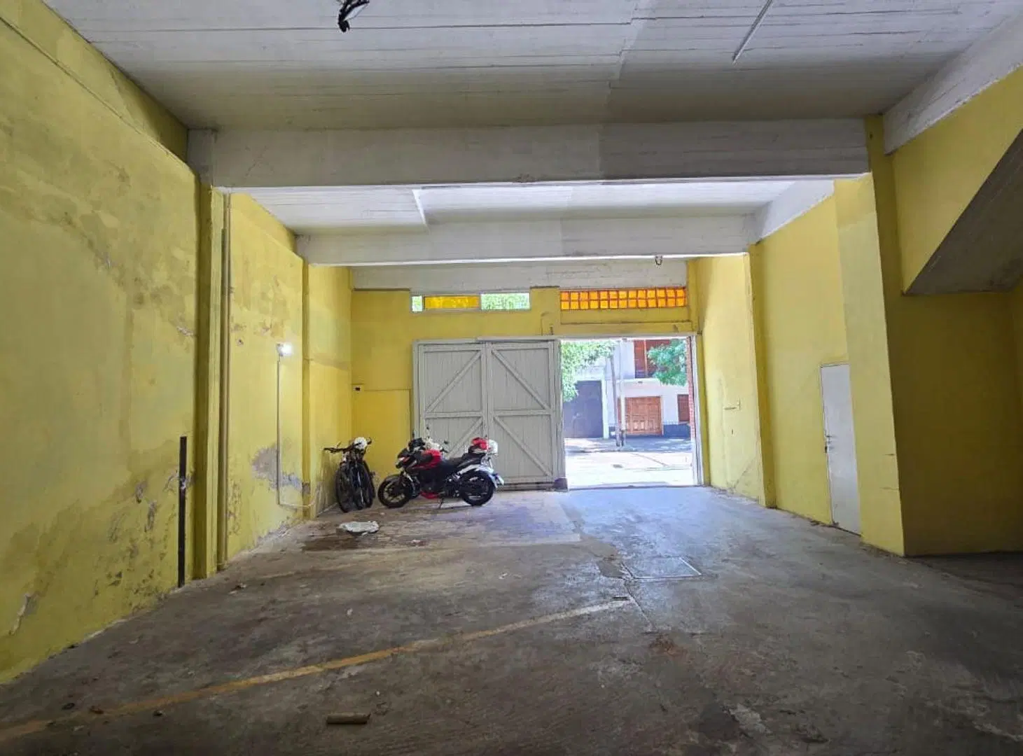 GALPON, DEPOSITO, COCHERAS  en VENTA en GERLI 8