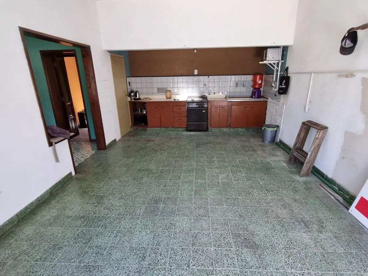 Venta casa en esquina Llavallol 3